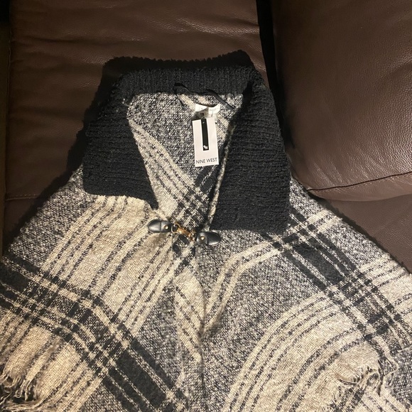 Nine West shawl with clasp, new with tags - Picture 2 of 4